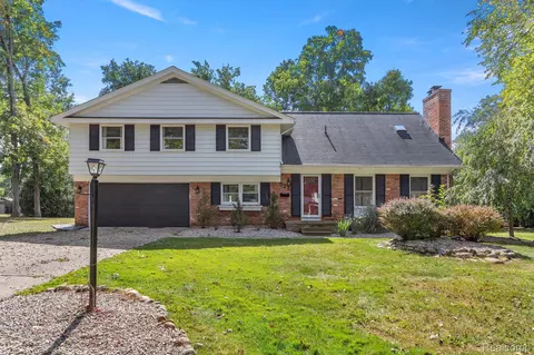 522 Greenwich Ln, Grand Blanc, MI 48439