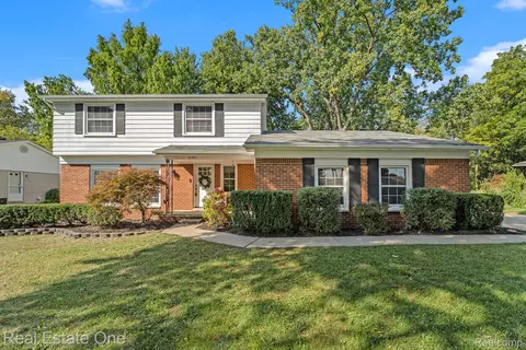 6341 Walker Dr, Troy, MI 48085