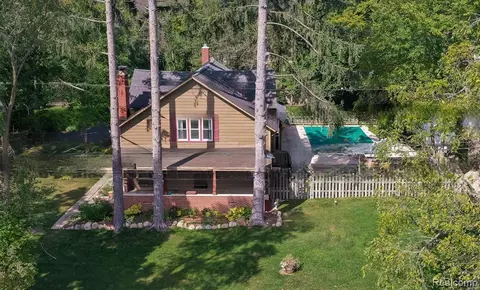 5460 Clarkston Rd, Clarkston, MI 48348