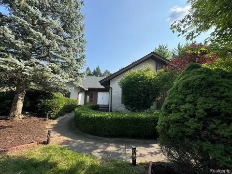 6391 Denton Dr, Troy, MI 48098