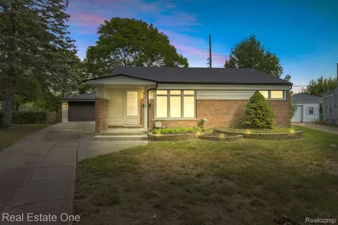 23758 Beacon Dr, Farmington, MI 48336