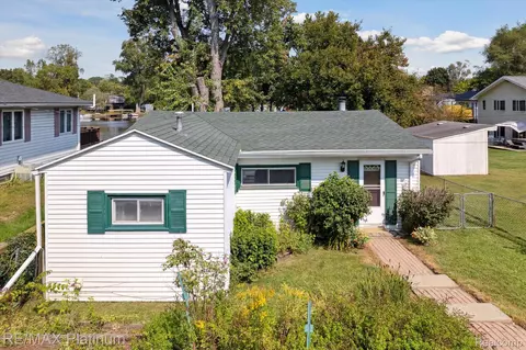 11528 Sunset Blvd, Putnam, MI 48169