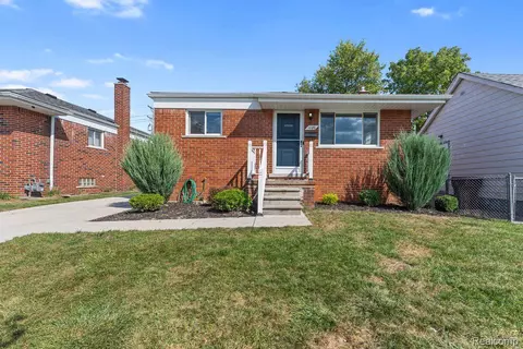 1089 6th St, Wyandotte, MI 48192