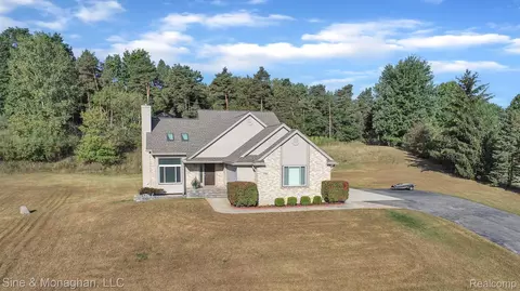 741 Vivian Ln, Oxford, MI 48371