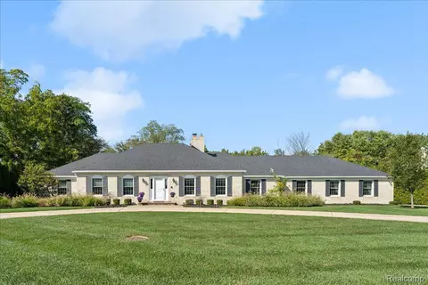 18400 Cardinal Ave, Grosse Ile, MI 48138