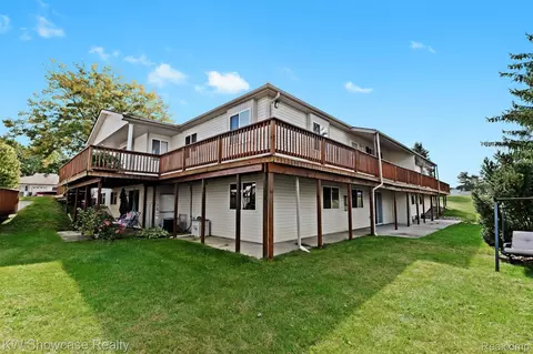 9442 Forestview Cir, Grand Blanc, MI 48439