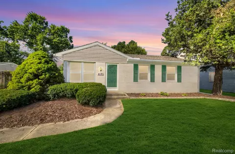 2391 Georgeland Dr, Waterford, MI 48329