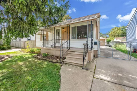 1094 8th St, Wyandotte, MI 48192