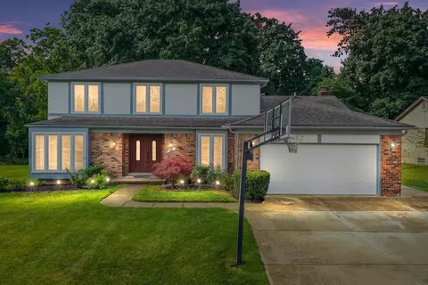 62 Pineview Dr, Troy, MI 48085