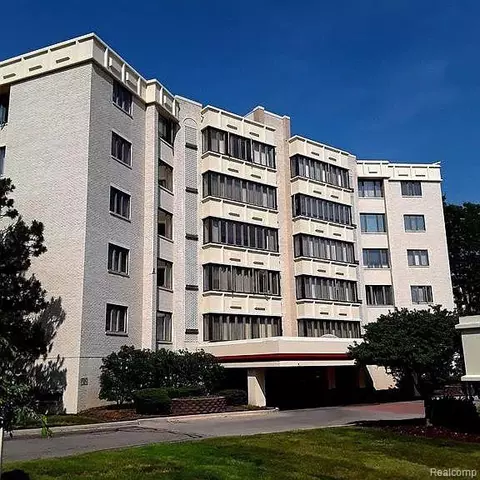 43100 12 Oaks Crescent Dr #4011, Novi, MI 48377