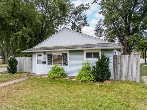34813 Currier St, Wayne, MI 48184
