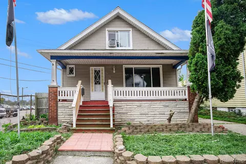 15250 Maplewood Ave, Eastpointe, MI 48021