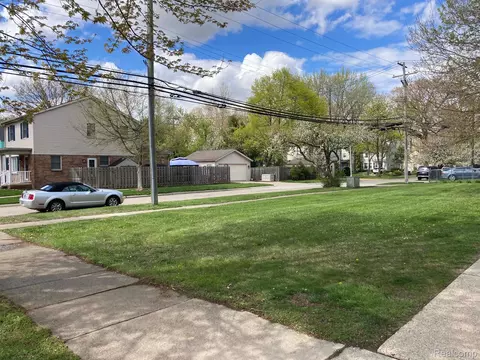2086 Ridgemont Rd, Grosse Pointe Woods, MI 48236