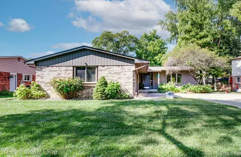 6749 Little Creek Dr, Troy, MI 48085