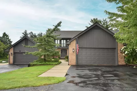 1943 Pine Ridge Ct, Bloomfield Hills, MI 48302