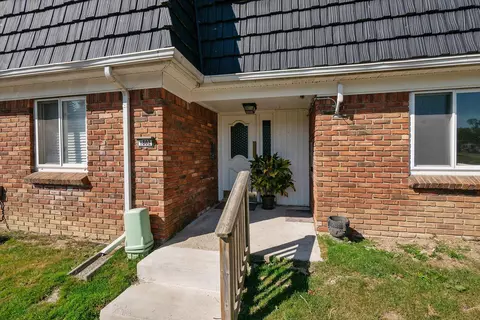 180 Colonial Village Way #2, Waterford, MI 48328