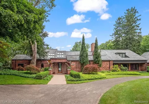 3860 Mystic Valley Dr, Bloomfield Hills, MI 48302