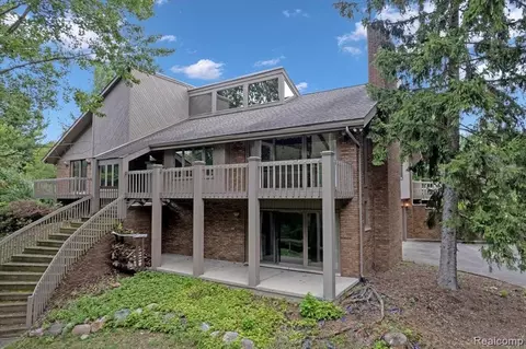 1386 W Gunn Rd, Rochester, MI 48306