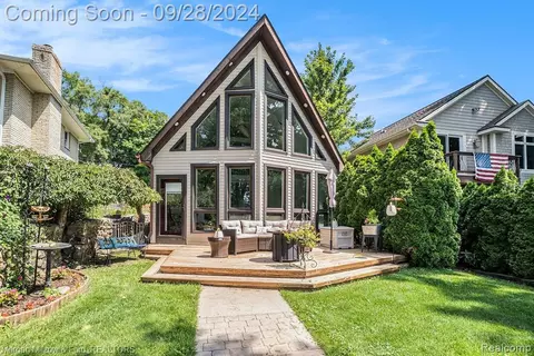 8763 Lakeview Blvd, Clarkston, MI 48348