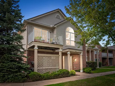 8201 Chesapeake Cir, Commerce, MI 48390