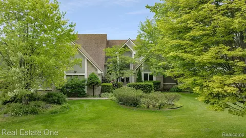 30887 Huntsman Dr E, Farmington Hills, MI 48331