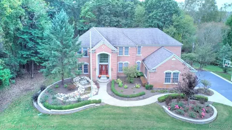 9170 Ridgefield Dr, Brighton, MI 48114