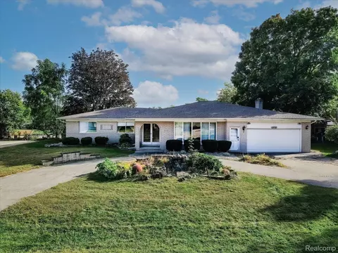 2532 Belle View Dr, Utica, MI 48316