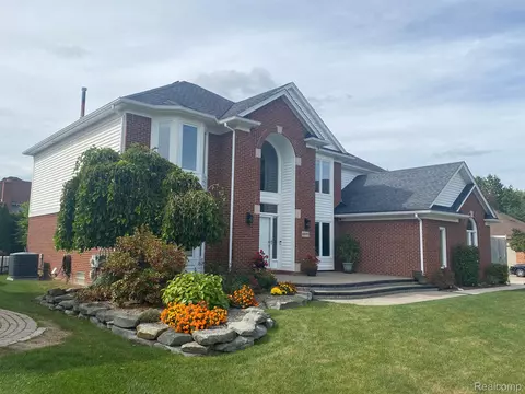 48701 Lafayette Dr, Macomb, MI 48044