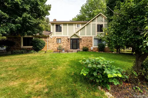 2780 Sun Terrace Dr, Hartland, MI 48353