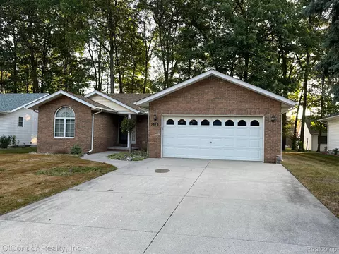 3878 Oak Hills Cir, Port Huron, MI 48060