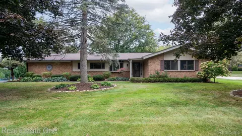 6933 Vernmoor Dr, Troy, MI 48098