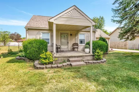 24811 Woodland Dr, Brownstown, MI 48134