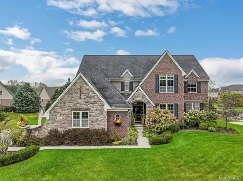 4561 Oakhurst Ridge Rd, Independence, MI 48348