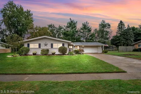 8542 Walnut Hl, Shelby Township, MI 48317