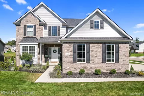 55624 Sunningdale Dr, Lyon, MI 48178