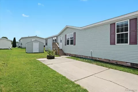 11102 Wood Run Cir, Green Oak, MI 48178