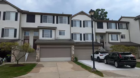 231 Oak Ridge Dr, Pontiac, MI 48341