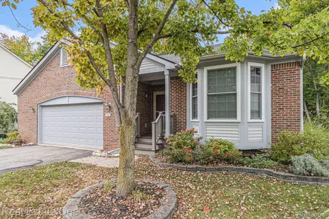 210 Shorewood Ln, Oceola, MI 48843