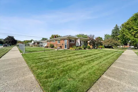 8038 Westlake St, Taylor, MI 48180