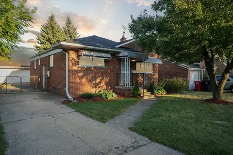 26550 Parkington St, Roseville, MI 48066