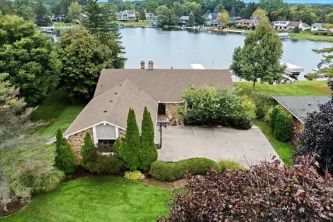 2944 Windwood Crt Ct, Commerce, MI 48382