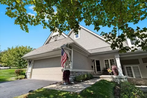 8166 Sequoia Ln, White Lake, MI 48386