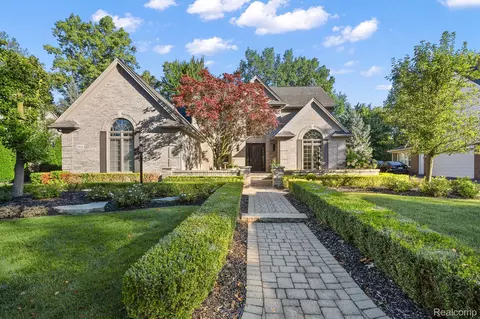 39824 Woodside Dr N, Northville, MI 48168