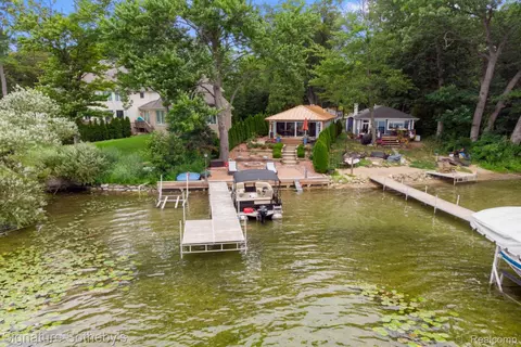 8799 Cooley Beach Dr, White Lake, MI 48386