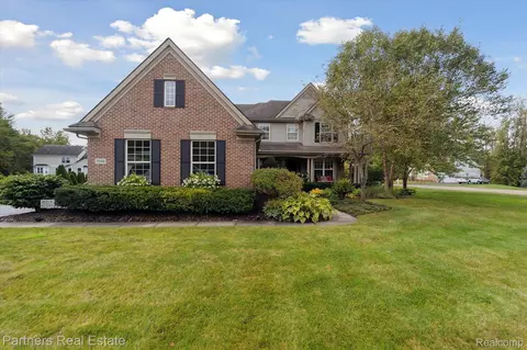 5944 Shadow Pines Crt Ct, Genoa, MI 48843