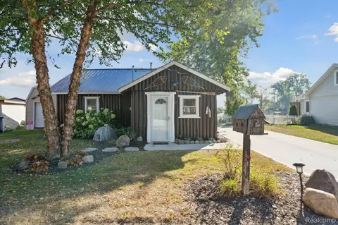 2100 Kingston St, White Lake, MI 48386