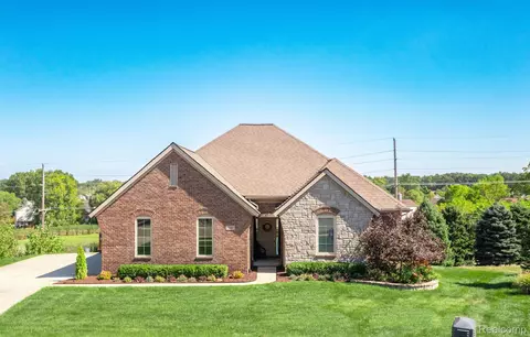 550 Red Bank Dr, White Lake, MI 48386