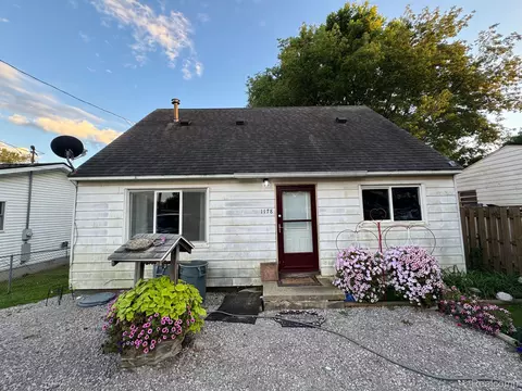 1178 Harriet St, Mount Morris, MI 48458