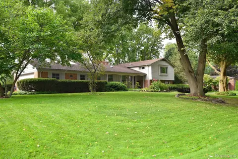 4517 Broughton Dr, Bloomfield Hills, MI 48301