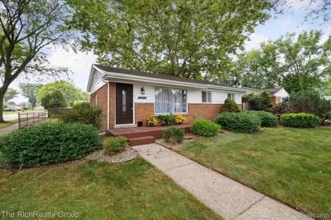 31511 Saint Martins St, Livonia, MI 48152